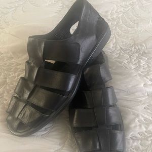 To Boot New York by Adam Derrick. Men’s sandal in like new condition.